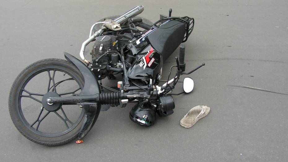 17-летний скутерист пострадал в ДТП в Павловском районе