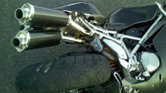 В Воронеже на Чернавской дамбе мотоциклист врезался в три машины