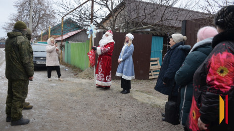 В Верхнемамонском районе приехавших за гуманитарным грузом бойцов СВО встретили Дед Мороз и Снегурочка