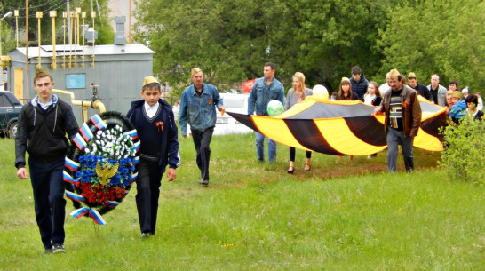 В Семилукском селе к 9 мая сшили 20-метровую георгиевскую ленту