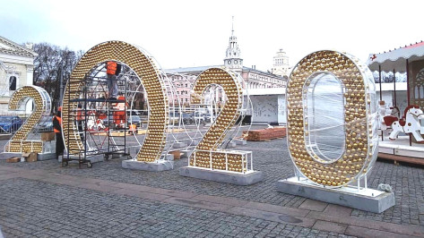 На площади Ленина в Воронеже начали монтировать новогодние декорации