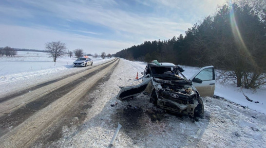 В Воронежской области в лобовой аварии с двумя автомобилями пострадали двое детей