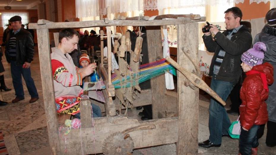Единственный в Петропавловском районе мужчина-библиотекарь собрал ткацкий станок 16-17 веков 