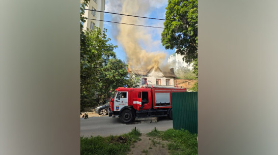 Частный дом загорелся в Ленинском районе Воронежа утром 8 июля