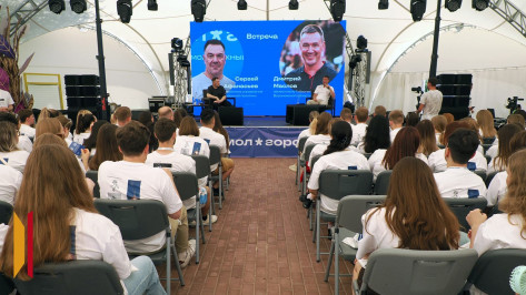 «Успех – это когда ты меняешь жизнь вокруг себя к лучшему»: вице-губернатор Дмитрий Маслов встретился с воронежской молодежью