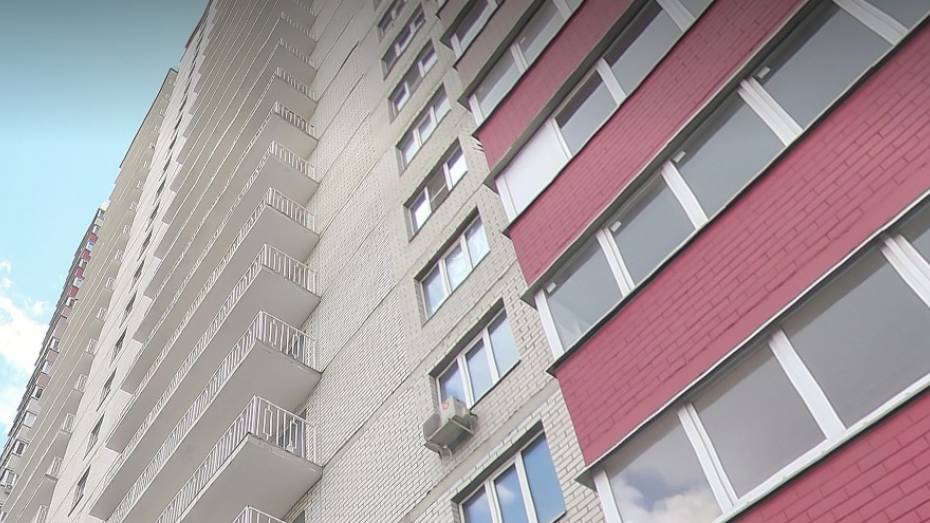 В воронежском ЖК прорвавшийся радиатор отопления ночью затопил подъезд кипятком