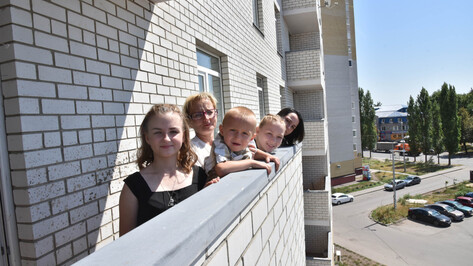 В Воронеже многодетная семья получила 4-комнатную квартиру