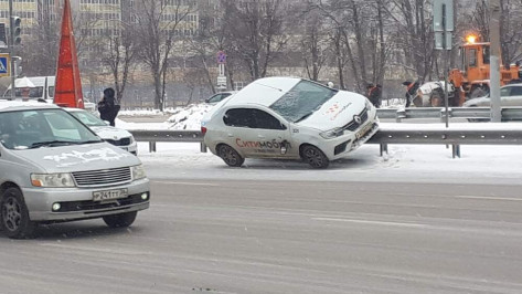 Такси сбило женщину и влетело на ограждение на Московском проспекте Воронежа