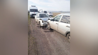 Двое водителей пострадали в жестком встречном ДТП в Воронежской области