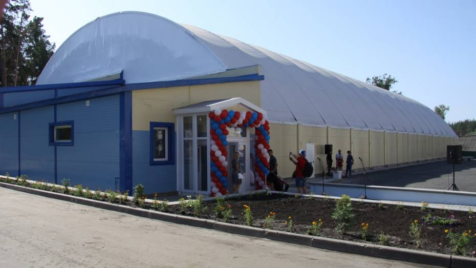 В Бобровском районе открыли ледовую арену за 90 млн рублей 