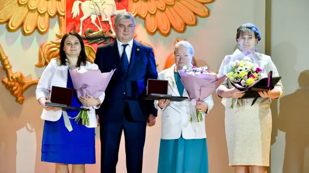 Губернатор Александр Гусев вручил трем жительницам региона знаки особого отличия «Мать-героиня»