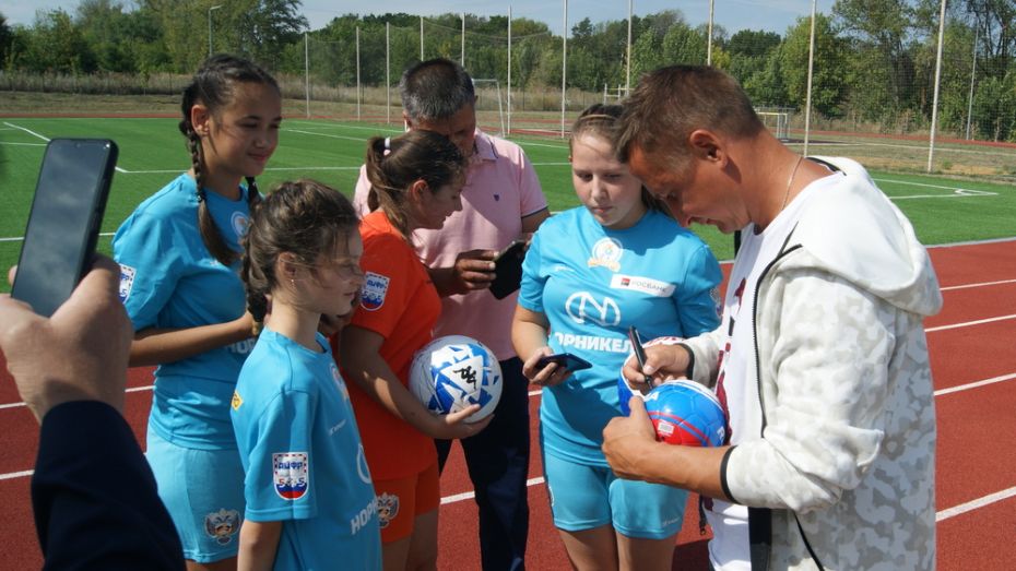Воробьевских футболисток поздравили с успехами знаменитые спортсмены