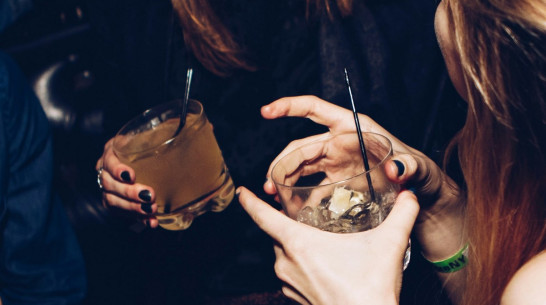 Пьяные выходки двух 18-летних девушек в барах Воронежа привели их под суд