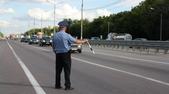 Госдуму попросили запретить курение за рулем