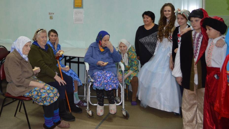 Репьевские школьники показали спектакль в доме-интернате для пожилых людей