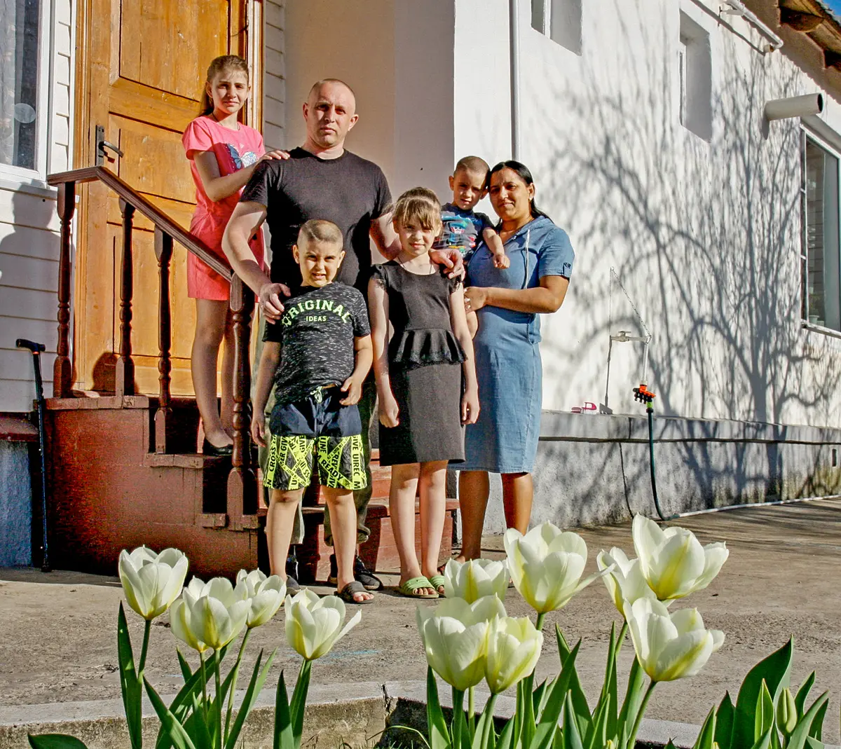 Все наши». Участник СВО из Воронежской области вместе с супругой взяли на  воспитание четверых детей