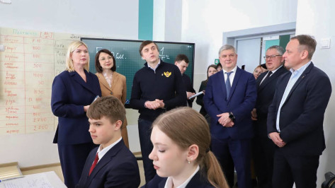 Министр просвещения РФ Сергей Кравцов посетил воронежскую мегашколу
