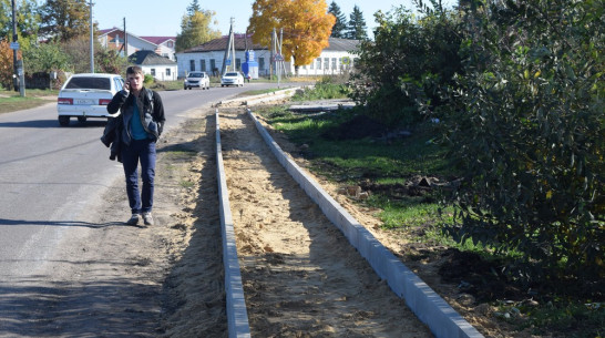 В Верхней Хаве приступили к укладке тротуаров около школ