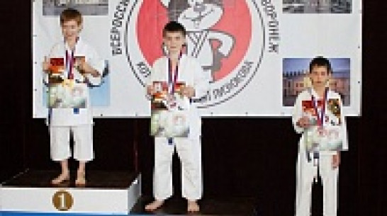 Юный каратист из Семилук завоевал две медали на всероссийском турнире