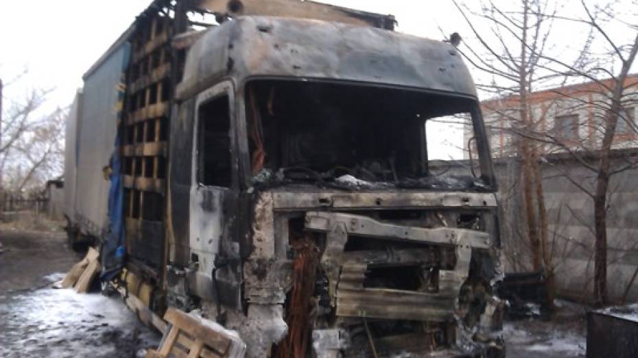 В Воронежской области при невыясненных обстоятельствах сгорела фура