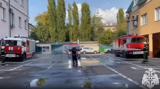 Воронежские пожарные под вой сирен и ледяной душ проводили коллегу на пенсию