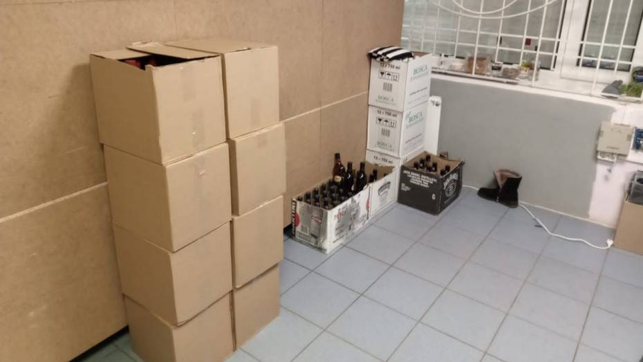 В Воронеже 68-летняя женщина и 3 подельника продавали фальсифицированный табак и алкоголь