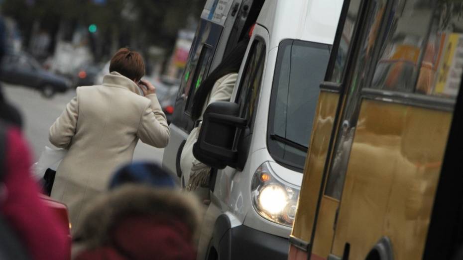 В Воронеже при резком торможении автобуса №27 пострадала пенсионерка