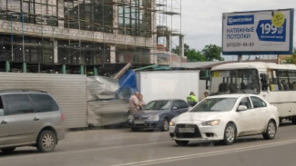 В Воронеже грузовая «Газель» снесла строительное ограждение