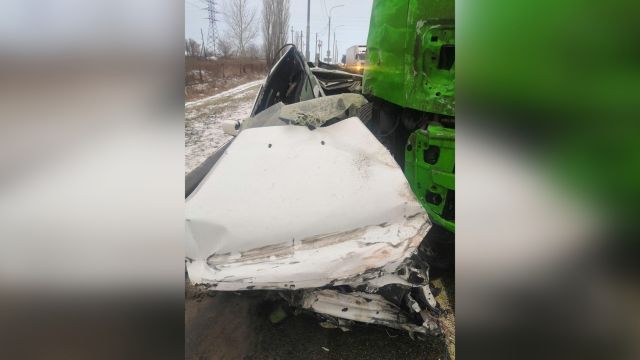 В Воронежской области белгородец на «Ладе Приоре» влетел под фуру и погиб