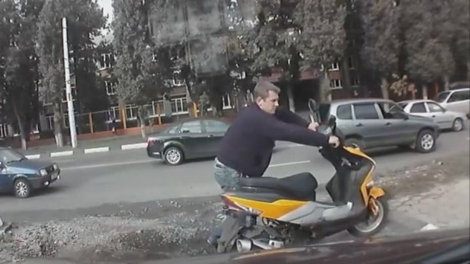 Жительница Воронежа разыскивает скутериста, повредившего ее машину (ВИДЕО)
