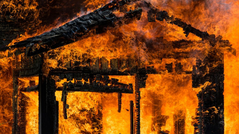 Воронежская пенсионерка сожгла дом соседей из-за обиды и получила 2 года условно