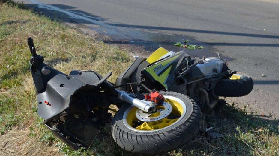 «КАМАЗ» насмерть сбил подростка на скутере в Воронежской области