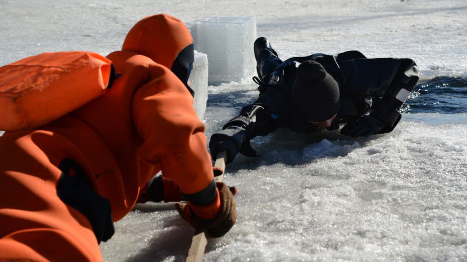 Спасатели назвали опасные участки льда на Воронежском водохранилище