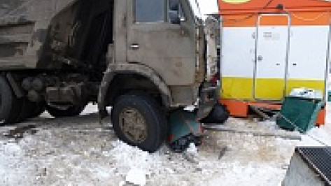 В Воронеже водитель «КамАЗа» сбил двух пешеходов и врезался в киоск быстрого питания 
