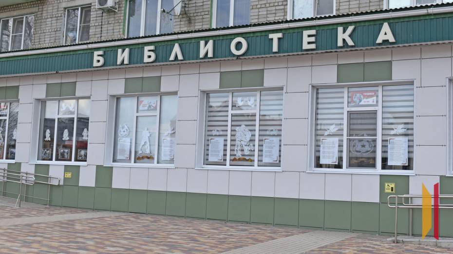 «Окна памяти»: витражная выставка о Великой Отечественной войне открылась в Лисках