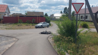 В Воронежской области 14-летний подросток на мопеде врезался в Ford и получил травмы