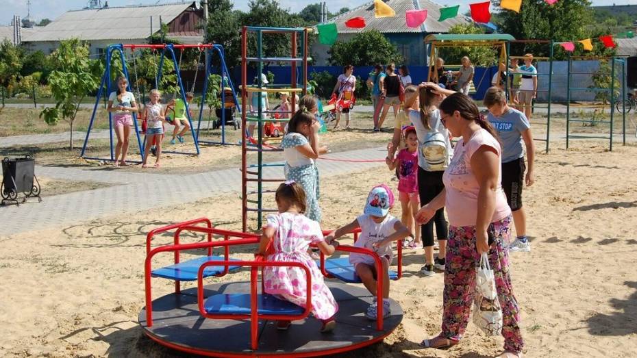 В россошанском селе Новая Калитва сделали детскую площадку за 1 млн рублей