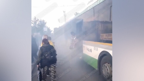В Воронеже утром 27 мая задымился автобус №21: видео