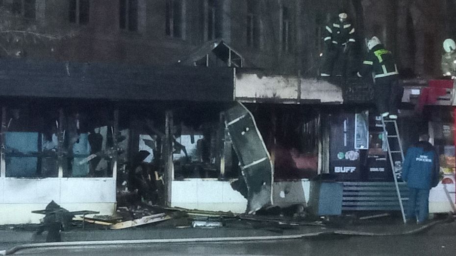 В Воронеже на улице Ленина пожар уничтожил три торговых киоска: видео