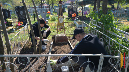 Воробьевские школьники взяли шефство над захоронением учительницы
