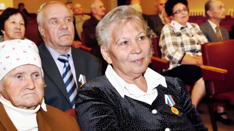 Панинским пенсионерам вручили медали за заслуги перед районом
