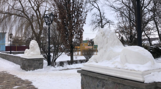 В Петровском сквере Павловска заменили фигуры двух львов