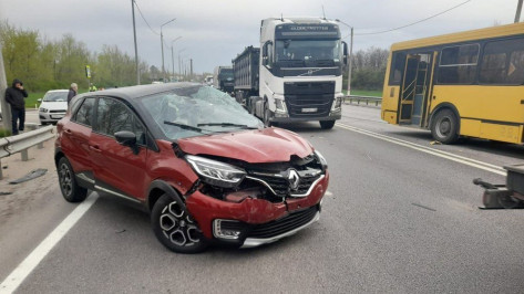 Пассажирский ЛиАЗ столкнулся с иномаркой в Воронежской области: пострадали 3 человека