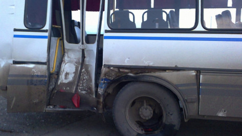Грузовик врезался в маршрутный «ПАЗ» в Воронеже: 2 человека ранены