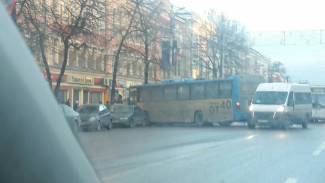 Автобус №90 попал в ДТП в центре Воронежа