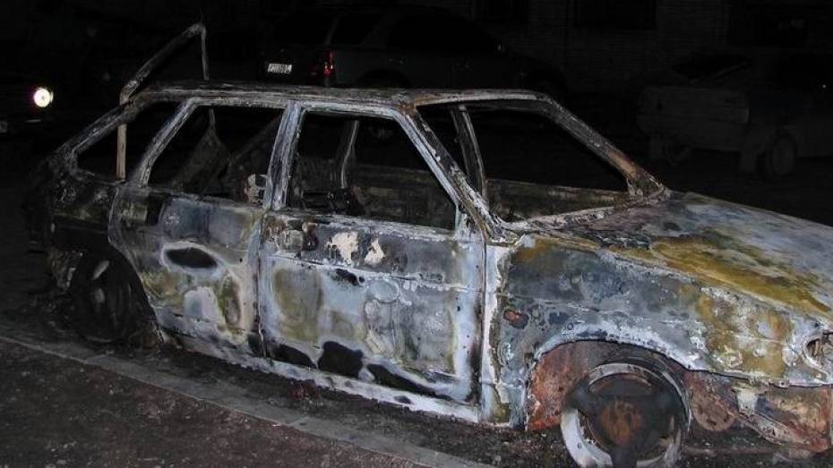 В Терновском районе мстители подожгли автомобиль и открыли стрельбу по дому своего недруга