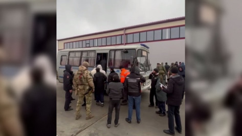 После рейда силовиков под Воронежем трех мигрантов выдворят из России