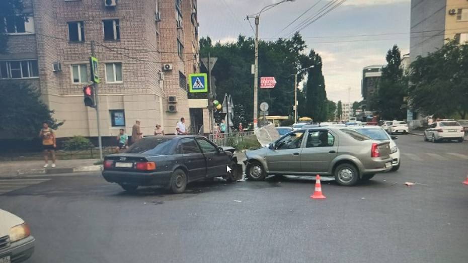 В Воронеже 3 человека попали в больницу после ДТП на левом берегу