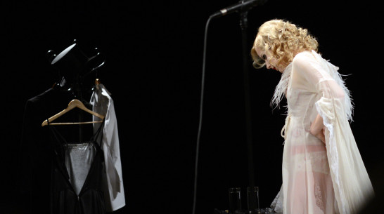 На спектакле «В баре «У крокодила» немецкая актриса Тереза Вайсбах говорила по-русски 