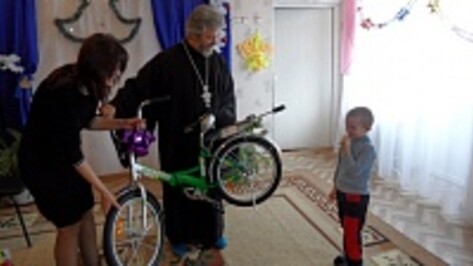 Воспитанники рамонского социально-реабилитационного центра  получили к рождеству коньки и конструкторы